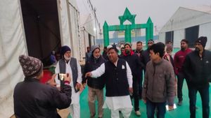 Delhi: अजमेर उर्स जाने वाले यात्रियों की सेवा में जुटी दिल्ली सरकार, बुराड़ी में लगाया गया ट्रांजिट कैंप