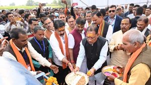 Chhattisgarh: मुख्यमंत्री  विष्णुदेव साय पहुंचे कबीरधाम, ग्राम कुसुमघटा में गुड़ उद्योग का किया शुभारंभ 