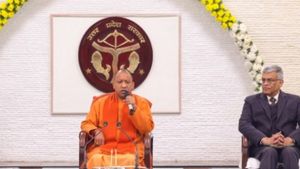 UP Budget: योगी सरकार खर्चो में कटौती और कमाई पर करेगी फोकस