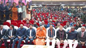 यूपी सीएम योगी ने राज्‍य के पदक विजेता सात खिलाड़ियों को सरकारी नौकरियों के सौंपे नियुक्ति पत्र 