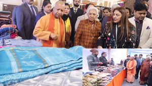 यूपी: सीएम योगी हैंडीक्राफ्ट प्रदर्शनी में बोले- हस्तशिल्प आत्‍मनिर्भर बनाने के साथ रोजगार दे रहा  
