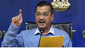 Delhi Solar Policy: सोलर पॉलिसी कैसे घर बैठे देगी पैसे कमाने का मौका? सीएम केजरीवाल ने बताया 