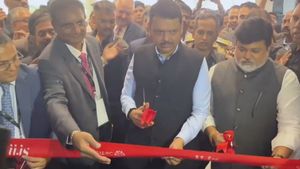 'महाराष्ट्र को 1 ट्रिलिनय डॉलर की अर्थव्यवस्था बनाने में...', देवेंद्र फडणवीस ने IIJS सिग्नेचर का किया उद्घाटन