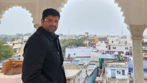 सभी ग्राम पंचायतों में अब होगा विकास, दुष्यंत चौटाला ने कहा-प्रति व्यक्ति खाते में भेजे जाएंगे 2 हजार रुपए