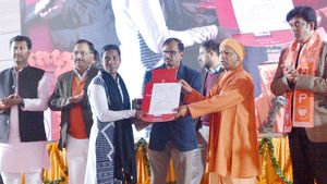 UP: गरीबों तक योजनाओं का पहुंचेगा लाभ, CM योगी ने 1616 लाख की लागत से 29 परियोजनाओं की दी सौगात