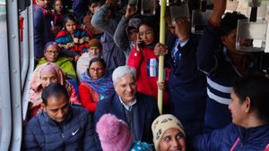 DTC बस में परिवहन मंत्री कैलाश गहलोत ने किया सफर, बोले- दिल्ली को 300 और EV बसें मिलेंगी