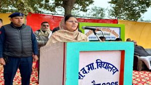 Haryana News: हरियाणा सरकार आंगनबाड़ी कार्मिकों को दे रही मोबाइल, जानिए खट्टर सरकार की पूरी योजना