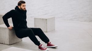 Tracksuit Business Idea: ट्रैकसूट बनाने के बिजनेस से होगी मोटी कमाई, ठंड में बढ़े गई है डिमांड 