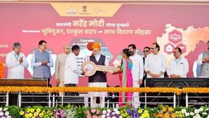 महाराष्‍ट्र: पीएम मोदी द्वारा सोलापुर में हाउसिंग सोसाइटी का किया उद्घाटन, 30 हजार परिवारों को मिला घर