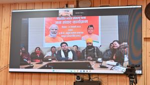 Uttarakhand News: सीएम धामी ने उधम सिंह नगर के लाभार्थियों से किया संवाद, महिलाओं ने जताया आभार