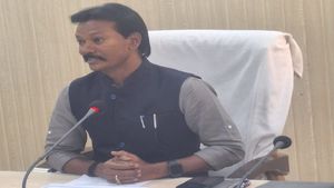 छत्तीसगढ़: आयुष्मान कार्ड बनाने पर जोर, सारंगढ़ बिलाईगढ़ के DM ने अधिकारियों को दिए निर्देश 