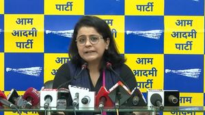 दिल्ली में 47 टन कार्बन उत्सर्जन कम, 1800 इंडस्ट्री में ग्रीन फ्यूल,  केंद्र ने भी माना हवा में हुआ सुधार: AAP