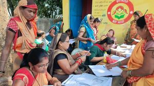 Chhattisgarh: महतारी वंदन योजना को लेकर भारी उत्साह,  शिविरों में महिलाओं की उमड़ रही है भीड़