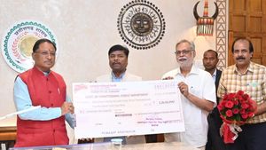    छत्तीसगढ़  वन विकास निगम ने कमाया मुनाफा, CM विष्णुदेव साय को सौंपा 2.26 करोड़ रूपए का लाभांश राशि चेक 