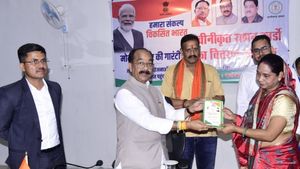 Chhattisgarh: डिप्टी सीएम अरुण साव ने किया नवीनीकृत राशन कार्ड वितरण कार्य का शुभारंभ