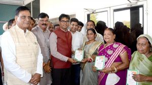 छत्तीसगढ़ के वित्त मंत्री ने रायमढ़ में नए राशनकार्ड वितरित किए 