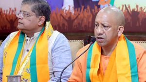 यूपी में जल्द शुरू होगा ईवी गाड़ियों का उत्पादन, सीएम योगी ने किया प्लांट का दौरा