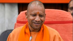 बैंकों से सीएम योगी की अपील, लोन देने से ना कतराएं