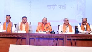 यूपी बना निवेशकों की पहली पसंद, अब राइजिंग नहीं शाइनिंग स्टेट है उत्तर प्रदेश