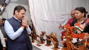 गढ़चिरौली महोत्सव 2024 में कलात्मक वस्तुओं को देख खुश हुए महाराष्‍ट्र डिप्‍टी सीएम  