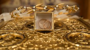 Gold Rate: सोने का रेट हिल नहीं रहा, तो चांदी का रेट धड़ाम, जानिए सोने व चांदी में कहां मिलेगा ज्यादा रिटर्न 