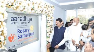 महाराष्‍ट्र डिप्‍टी सीएम फडणवीस ने मुंबई घाटकोपर में आराध्या एजुकेशन-हेल्थ सेंटर का किया उद्घाटन 