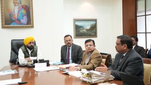 पंजाब: रजिस्ट्रेशन के लिए NOC की शर्त हटाने को लेकर CM मान ने अधिकारियों के साथ की बैठक, की विस्तार से चर्चा 