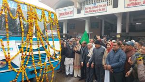 Haryana News: फरीदाबाद से अयोध्या के लिए बस सेवा का हुआ शुभारंभ, परिवहन मंत्री ने हरी झंडी दिखाकर किया रवाना