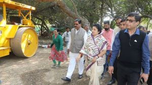 मध्‍य प्रदेश: मंत्री ने किया निरीक्षण, अब खजूरी कलां को जोड़ने वाली सड़क का होगा निर्माण 