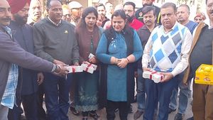 पंजाब: AAP नेता ने 21 लाख की लागत से इंटरलॉक टाइल्स से बनीं सड़कों का किया उद्घाटन, सुनीं लोगों की समस्याएं