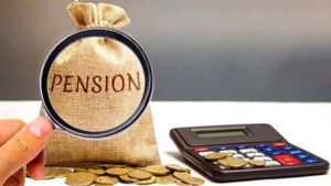 महाराष्‍ट्र सरकार कर्मचारियों को पुरानी पेंशन योजना का चुनने का दे रही मौका, जानें डिटेल 