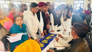 आपकी सरकार आपके द्वार: आप विधायक ने सुनीं लोगों की समस्याएं, मौके पर कर दिया समाधान