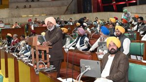 पहली बार पंजाब में पेश हुआ 2 लाख करोड़ से ऊपर का बजट, सीएम मान ने वित्त मंत्री को दी बधाई