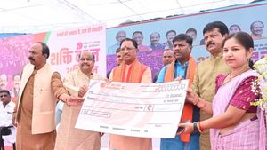 Chhattisgarh: सीएम विष्‍णु ने प्रधानमंत्री स्वनिधि योजना के लाभार्थियों को चेक बांटे 