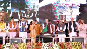 सीएम योगी ने पेश किया आजमगढ़ का रिपोर्ट कार्ड, 5.20 लाख शौचालय, युवाओं को स्मार्टफोन टैबलेट 