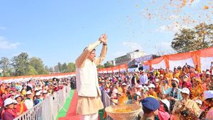 Uttarakhand: नारी शक्ति समारोह में सीएम धामी ने 1055.57 करोड़ की योजनाओं का किया शिलान्‍यास और लोकार्पण 