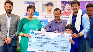 दिल्‍ली सीएम केजरीवाल ने  Asian Games में भारत के लिए मेडल लाने वाले खिलाड़ियों को सम्मान राशि के सौंपे चेक 