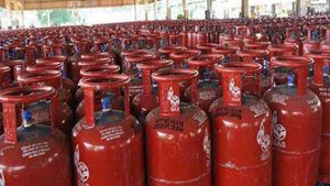 LPG Cylinder Price: महंगाई का झटका, आज से Gas Cylinder हुआ महंगा, जानें अपने शहर का रेट