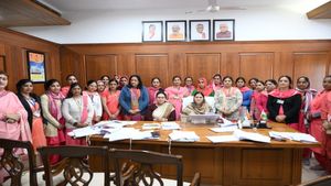 Haryana News: खट्टर सरकार अंतर्राष्ट्रीय महिला दिवस पर महिलाओं को करेगी सम्मानित, इन्हें मिलेगा 5 लाख का इनाम