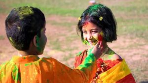 Holi Business Idea: होली के मौके पर कमाने हैं मोटे पैसे तो ये बिजनेस हो सकते हैं बेस्ट, कर देंगे मालामाल