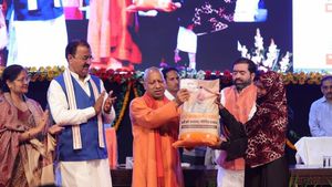 UP News: सीएम योगी ने किया 1100 अन्नपूर्णा भवनों का लोकार्पण, लाभार्थियों को प्रदान की राशन किट 