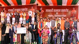 Uttarakhand: सीएम धामी ने  दिव्यांगजनों को बांटी  मोटराइज्ड ट्राई-साइकिल और व्हील चेयर