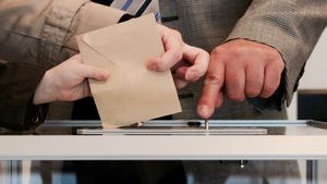 Lok Sabha 2024: लोकसभा चुनावों में पहली बार कर रहे हैं मतदान, ऐसे चेक करें वोटर लिस्ट में नाम