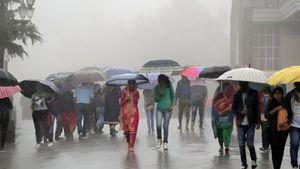 Bengaluru Rain: 5 महीने के सूखे के बाद शांत हुई बेंगलुरु की प्यास, बारिश की वजह से गर्मी से मिली राहत 