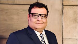 Zee Media CEO: Zee Media के CEO अभय ओझा तत्काल प्रभाव से कंपनी से हुए बाहर,जानिए कौन संभाल रहा है उनकी भूमिका