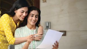 Mother’s Day 2024: मां को दें ऐसा तोहफा, जो बुढ़ापे में आए काम, ये स्कीम्स होंगी बेस्ट ऑप्शन
