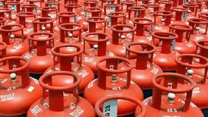 LPG Cylinder Price Cut: लोक सभा चुनाव के बीच घटे गैस सिलेंडर के दाम, जानें कितना कम हुआ रेट 