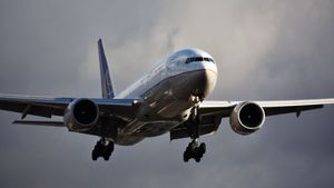 Flights Booking Tips:  फ्लाइट बुकिंग में कैसे बचाएं पैसे? ये आसान टिप्स आएंगे काम, नोट कर लें