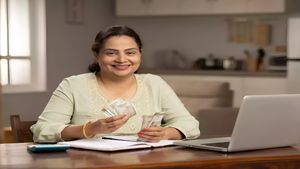 Business Idea: घर बैठे होगी कमाई, Housewife हैं तो 10,000 रु में शुरू करें ये बिजनेस, हर घंटे मिलेंगे पैसे