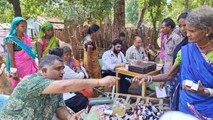   छत्तीसगढ़ सरकार ने पहुंचाई दूरस्थ वनांचलों तक योजनाएं,  बैगा गांव में लगा स्वास्थ्य शिविर